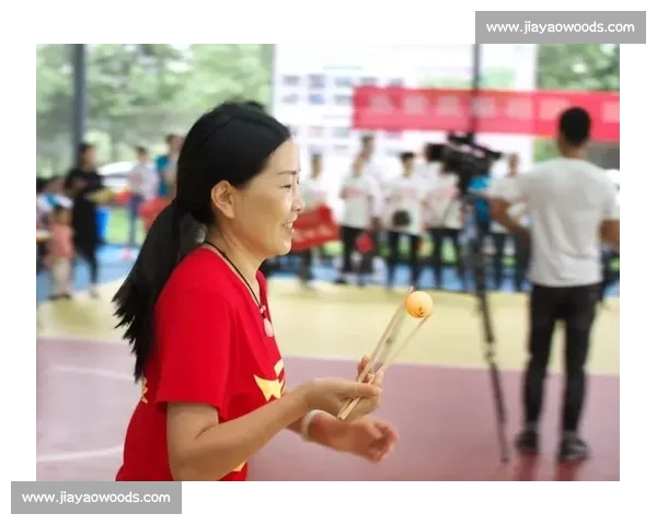 沈阳宝宝爬行比赛火热举行 现场萌态百出吸引无数观众围观