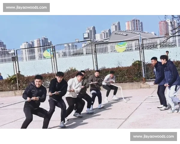 激烈角逐的拔河比赛展示团队合作与力量的完美对决