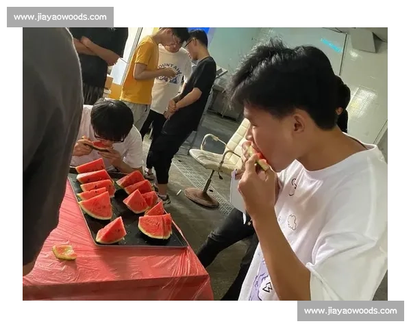 西瓜大赛激情上演 谁能在最快时间内啃完西瓜赢得冠军荣耀